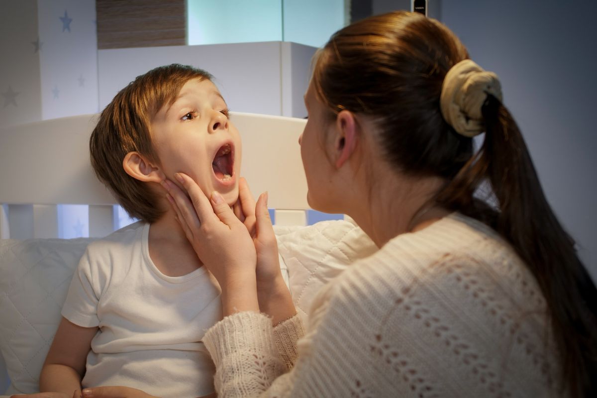 early-warning-signs-jaw-problems-children-lawrence-ny Parent recognizing early warning signs of jaw problems in a child before symptoms become more serious
